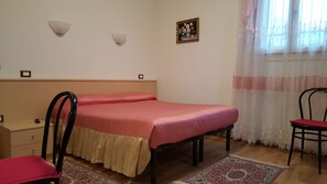 Standard-Doppelzimmer | 1 Schlafzimmer, Schreibtisch, kostenlose Babybetten, kostenloses WLAN