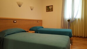 Standard-Zweibettzimmer, 2 Einzelbetten | 1 Schlafzimmer, Schreibtisch, kostenlose Babybetten, kostenloses WLAN