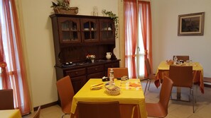 Tägliches inbegriffenes kontinentales Frühstück