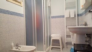 Standard-Doppelzimmer | Badezimmer | Dusche, kostenlose Toilettenartikel, Haartrockner, Bidet