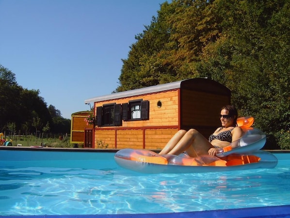 Casa rodante, baño en la habitación | Alberca | Alberca al aire libre 