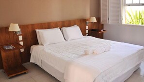 Phòng (Luxo Térreo) | Minibar, bàn, truy cập Internet không dây miễn phí, bộ trải giường 