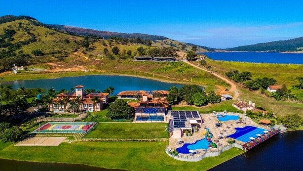 A resort with multiple swimming pools, a large building, and a lake. - Engenho da Serra Hotel & Ecoresort (Capitólio)