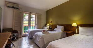 豪華客房 | 迷你吧、書桌、免費 Wi-Fi、床單