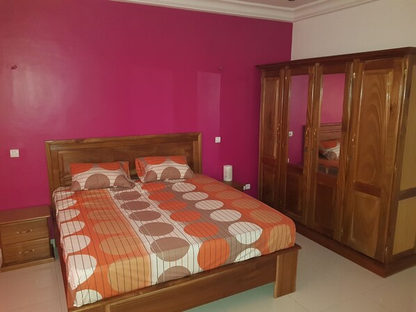 ستائر تعتيم ومكواة/لوح كي وواي فاي مجانًا وملاءات أسرّة