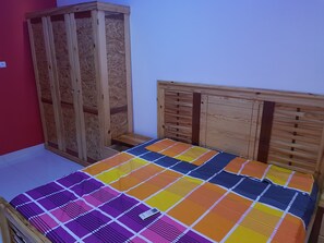 ستائر تعتيم ومكواة/لوح كي وواي فاي مجانًا وملاءات أسرّة