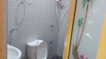 Standard Double Room | Salle de bain | Douche, articles de toilette gratuits, serviettes fournies