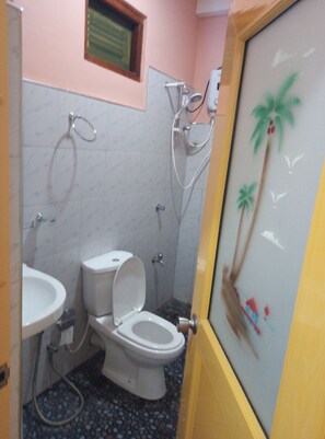 Standard Double Room  | Bathroom | Shower, free toiletries, towels - Nature's Rest (Ella)