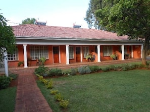 Vista frontal de la propiedad