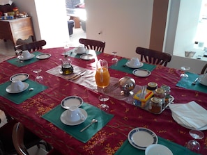 House, 6 Bedrooms, Private Pool | In-room dining