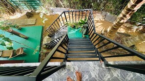 Escritorio, sistema de insonorización y tabla de planchar con plancha