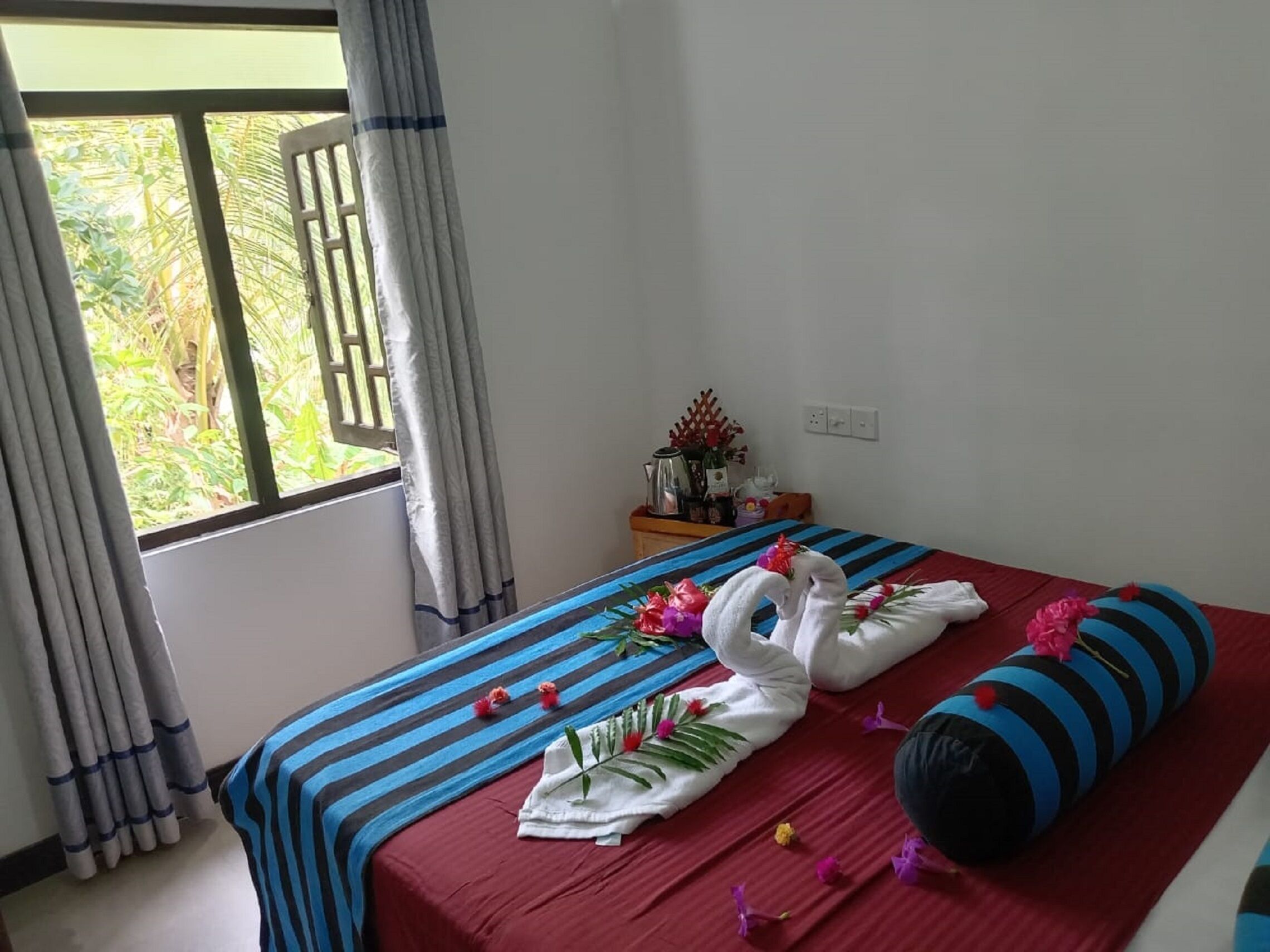 Escritorio, sistema de insonorización y tabla de planchar con plancha 