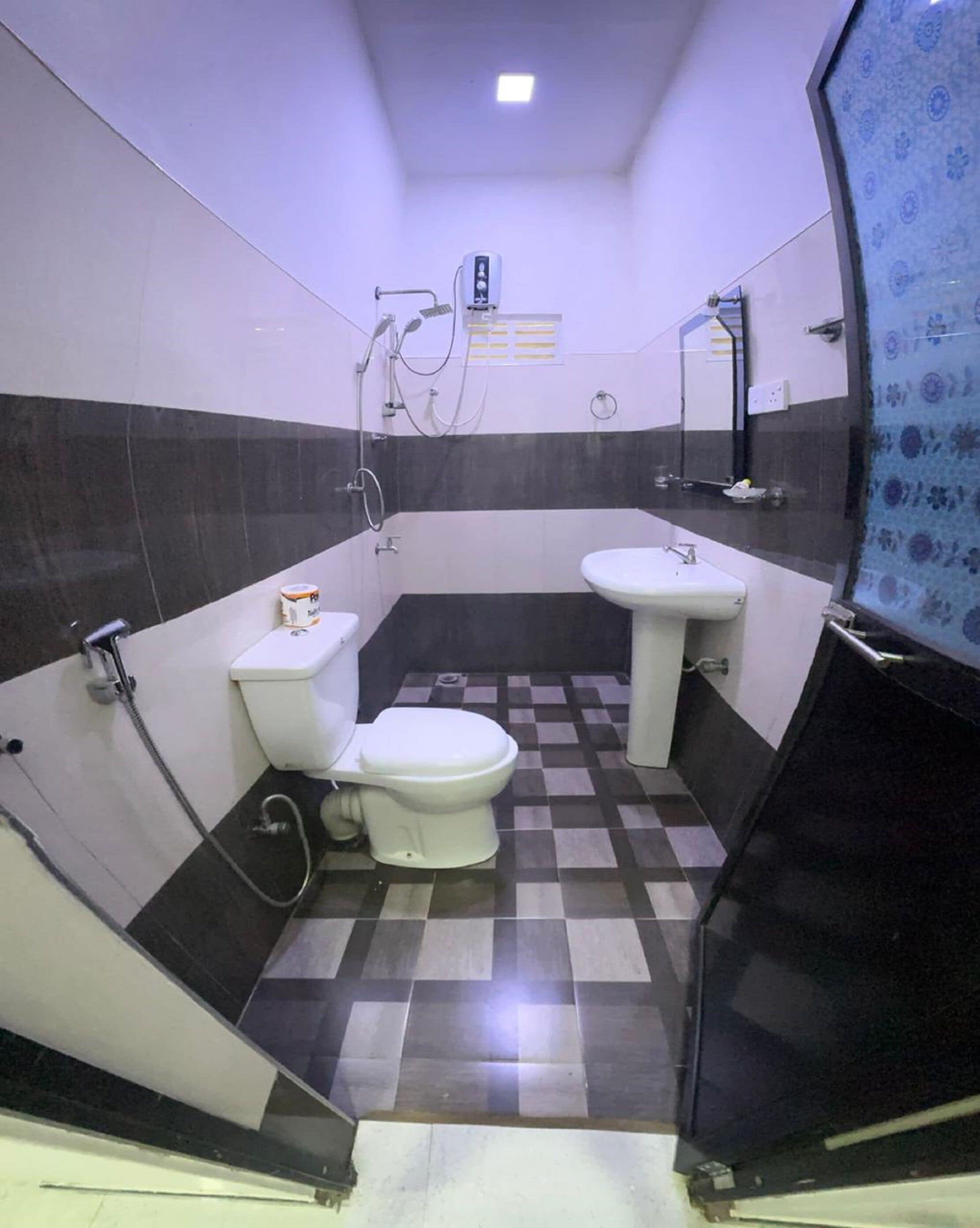 Shower, free toiletries, hair dryer, bidet