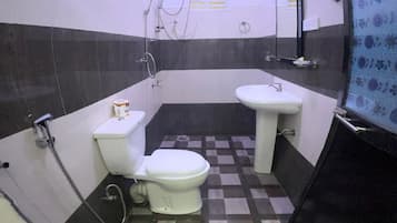 Shower, free toiletries, hair dryer, bidet