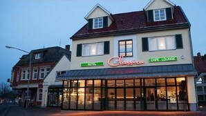 Een hotel met een café-lounge.