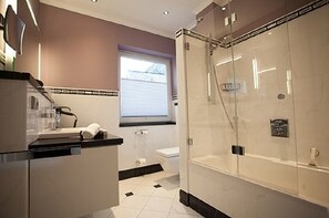 Free toiletries, hair dryer, bathrobes - Hotel Classico (Twistringen)