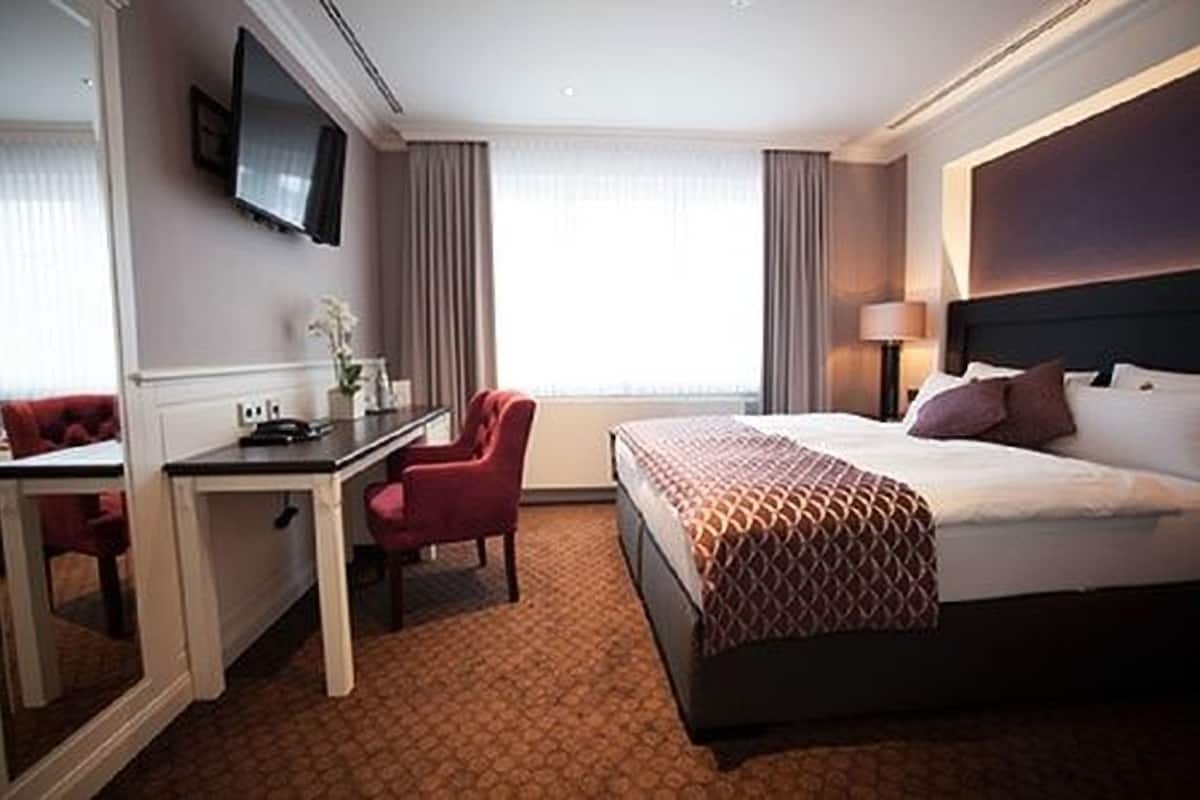 premium bedding, minibar, desk, iron/ironing board