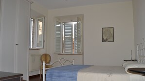Double Room | Minibar, desk, WiFi (free), bed sheets - Palazzo Roberti (Monte San Giusto)