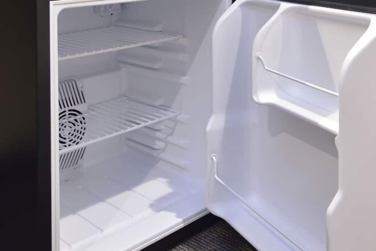 Separate tub and shower, deep soaking tub, free toiletries, hair dryer
