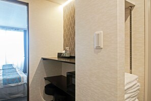 Quarto duplo standard, 2 camas de casal | Cozinha americana privada | Geladeira, micro-ondas