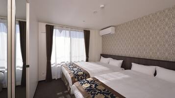 Habitación estándar con 2 camas individuales, 2 camas matrimoniales | Ropa de cama de alta calidad, edredón, escritorio y cortinas blackout