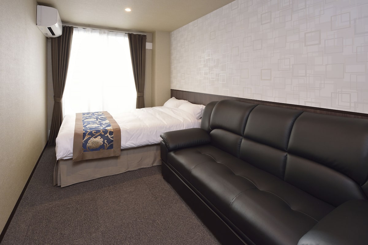 Family Room | Premium bedding, down comforters, desk, blackout drapes