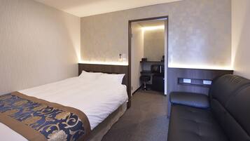 Habitación doble económica | Ropa de cama de alta calidad, edredón, escritorio y cortinas blackout