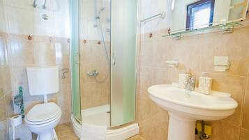 Standaard studio, 3 eenpersoonsbedden, balkon, uitzicht op zee | Badkamer | Een douche, gratis toiletartikelen, een haardroger, handdoeken