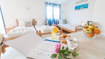 Studio – standard, 3 enkeltsenger, balkong, sjøutsikt | Strykejern/-brett, barnesenger, wi-fi (inkludert) og sengetøy