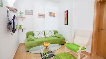 Apartment, 2 Schlafzimmer, Balkon | Wohnbereich | Flachbildfernseher