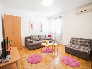 Apartment, 1 Bedroom, Balcony | Living area