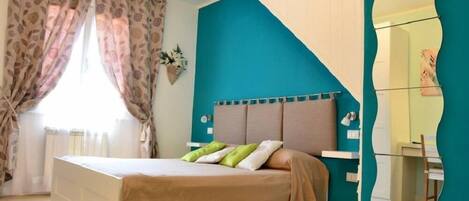 办公桌、婴儿床、免费 WiFi、床单