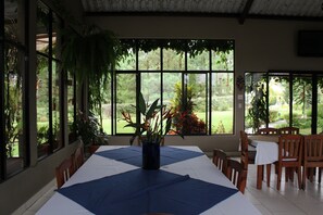Frühstück, Mittagessen, Abendessen, lokale und internationale Küche