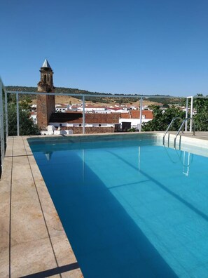 Kauden mukainen ulkouima-allas