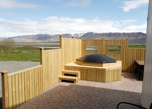 Outdoor spa tub - Syðra-Skörðugil Guesthouse (Skagafjörour)