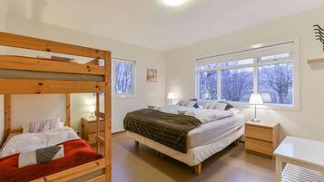 家庭四人房, 共用浴室 | 遮光布/窗簾、熨斗/熨衣板、免費搖籃/嬰兒床、免費無線上網