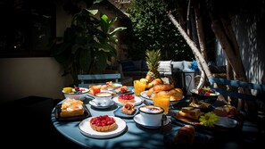 Free daily full breakfast - Antichambre (Nîmes)