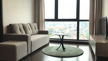 Condo panorâmico, 2 quartos (KLCC View - Unit 1) | Sala de estar | TV LCD, mesa de pingue-pongue