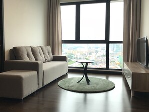 Panoramic Condo, 2 Bedrooms (KLCC View - Unit 1) | Ruang tamu | TV LCD, meja ping pong