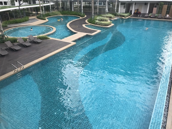 2 kolam renang terbuka