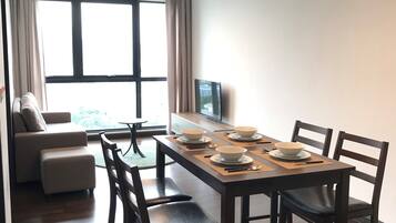 Condo panorâmico, 2 quartos (KLCC View - Unit 1) | Sala de estar | TV LCD, mesa de pingue-pongue