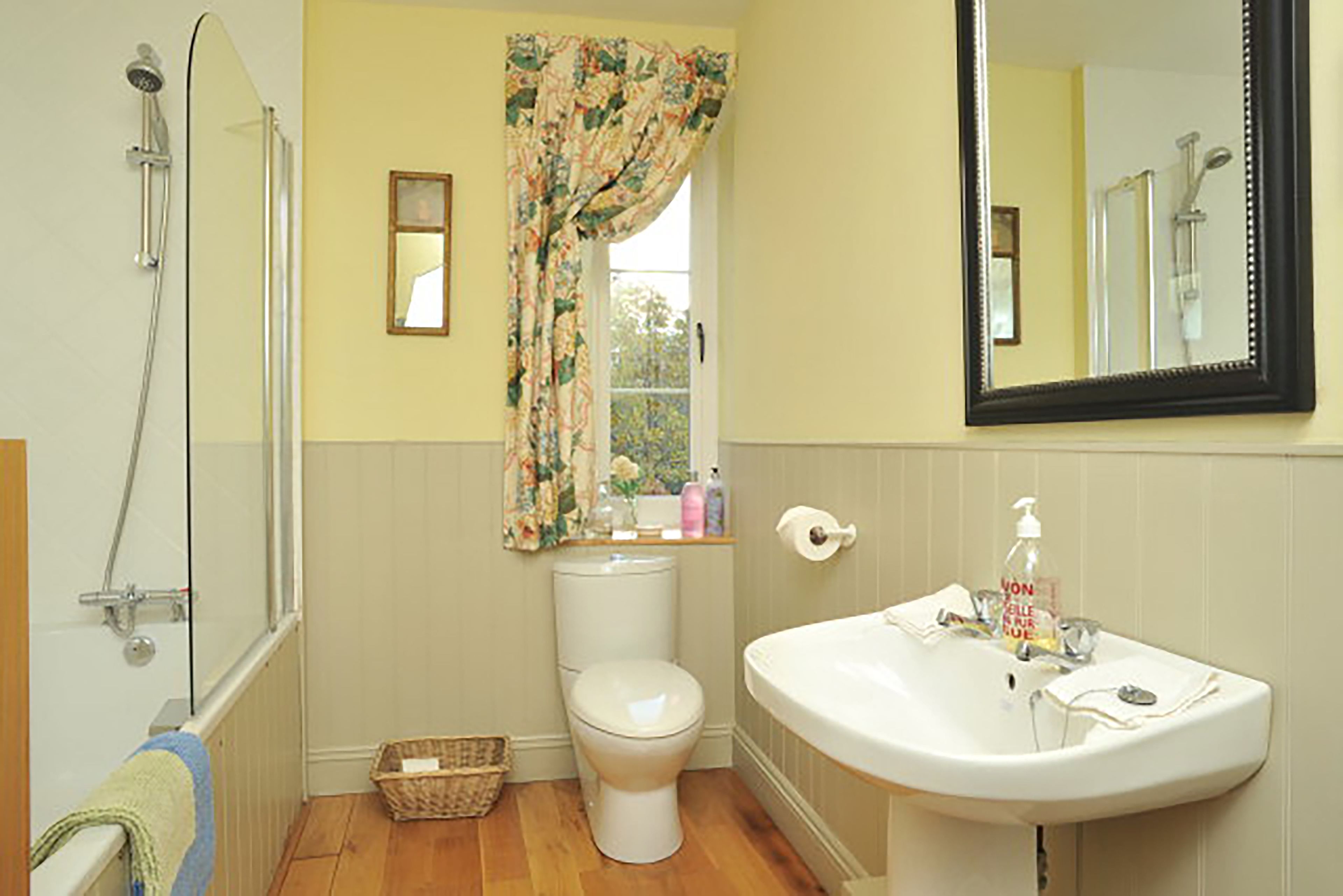 Un baño con ducha, inodoro y lavamanos.