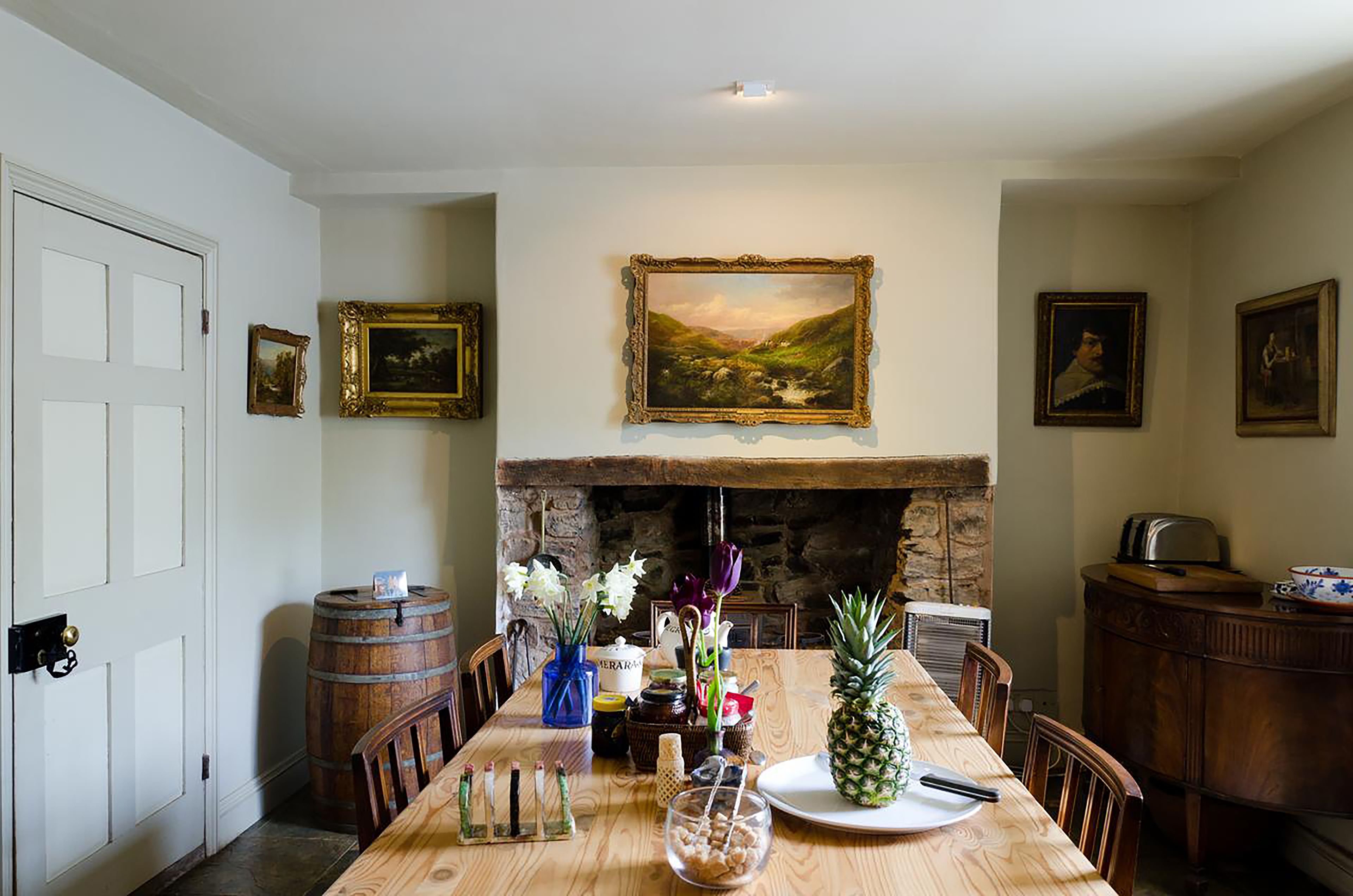 Daily full breakfast (GBP 10.00 per person)