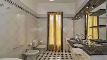 Habitación triple, tina (Room 03) | Bidet, toallas, jabón, shampoo