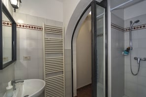 Room (Room 01) | Bathroom | Bidet, towels, soap, shampoo