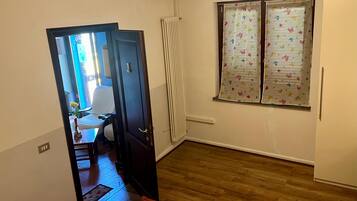 Habitación (Room 01) | Escritorio, wifi gratis y ropa de cama