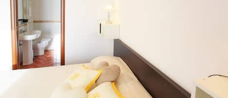 1 bedroom, desk, free WiFi, bed sheets