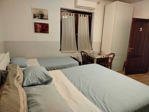 Quadruple Room (Room 02) | Desk, WiFi (free), bed sheets - Il Cielo di Lucio (Pisa)