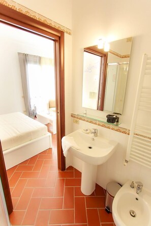 Bidet, toallas, jabón, shampoo