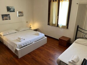 Habitación triple, bañera (Room 03) | Escritorio, wifi gratis, ropa de cama